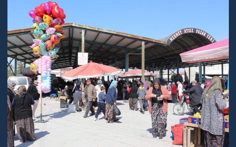 PAZARDA BAYRAM ÖNCESİ ALIŞVERİŞ YOĞUNLUĞU.