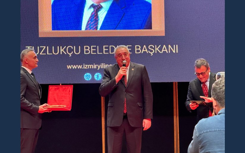 İZMİR YILIN EN’LERİ ÖDÜL TÖRENİNDE BAŞKAN AKBUĞA’YA BELEDİYECİLİK ALANINDA PLAKET VERİLDİ .