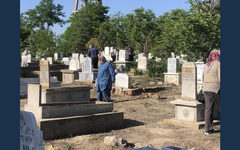 TUZLUKÇU’DA AREFE GÜNÜ MEZARLIK ZİYARETLERİ BAŞLADI 