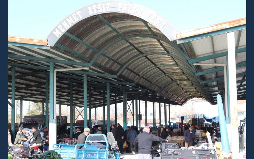 TUZLUKÇU HALK PAZARINDA YAĞIŞLI GÜN HAREKETLİLİĞİ 